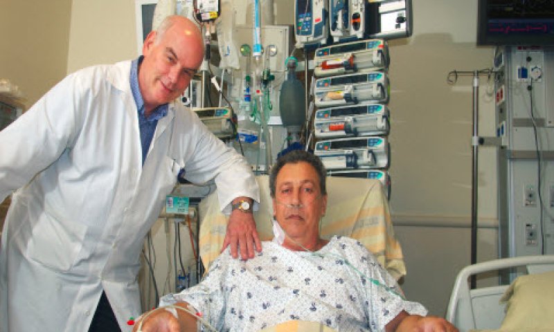 רון בלומנקרנץ ופרופ' ג'יי לביא [צילום: יחידת צילום שיבא]