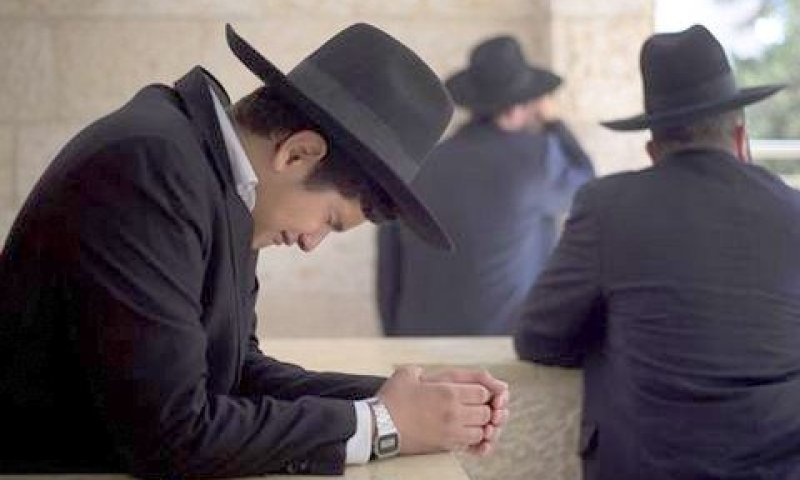 תלמידי ישיבה אבלים על לכתו של רבם [צילום: AP]