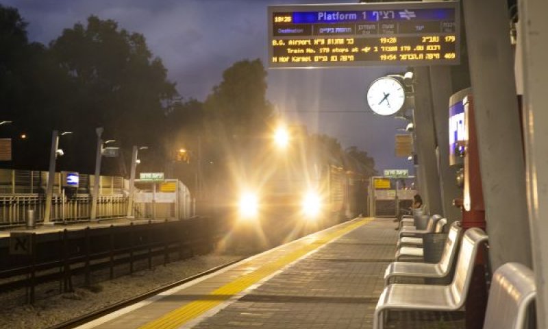 רציף תחנת רכבת [צילום: משה שי/פלאש 90]