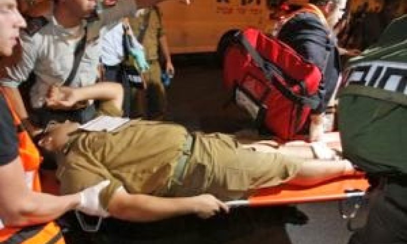 פינוי הפצועים מזירת הפיגוע [צילום: AP]