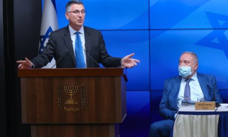 אביגדור ליברמן וגדעון סער [צילום: עמית שאבי/פול פלאש 90]