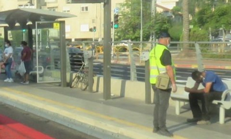 פקח בתחבורה הציבורית [צילום: שמואל וולף]