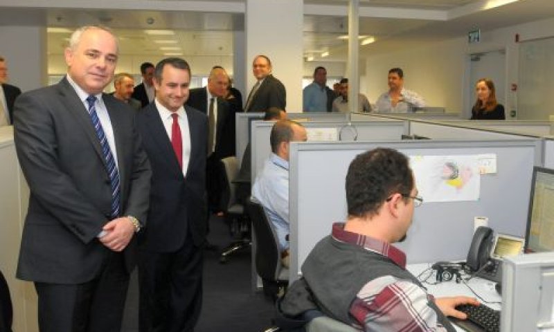 רוזן, שטייניץ ומהנדס בעבודה [צילום: יוסי זליגר]
