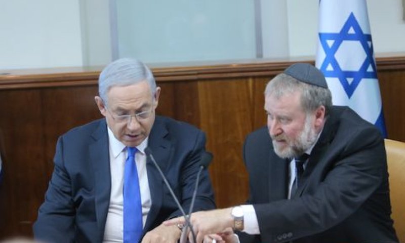 נתניהו ומנדלבליט בישיבת הממשלה [צילום: אלכס קולומויסקי]