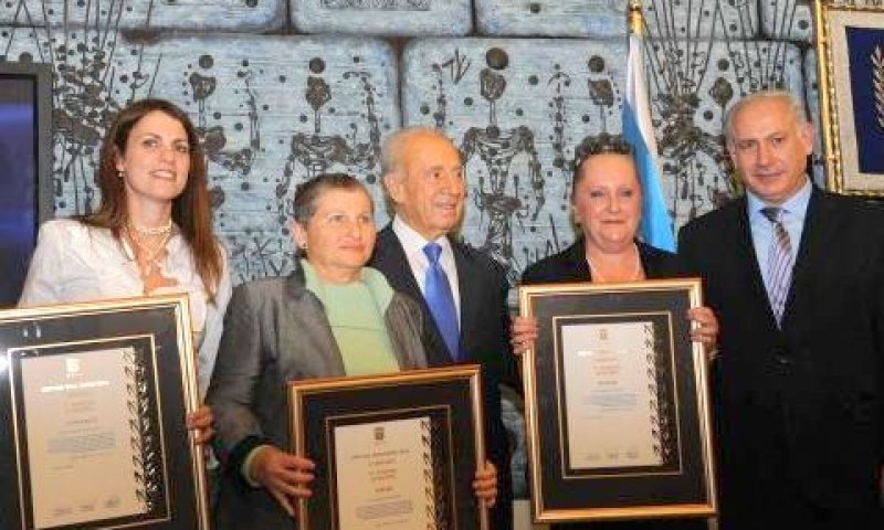 הנשיא וראש הממשלה עם הזוכות