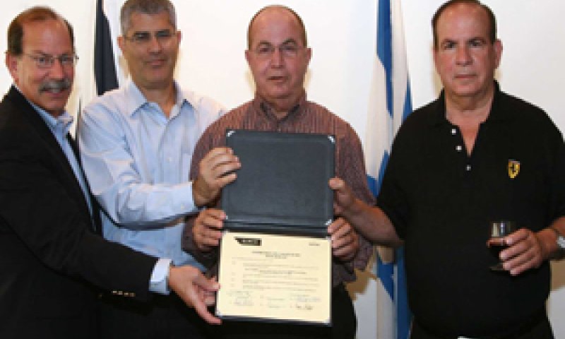 מימין: דדי בורוביץ האחראי על רכש ומימון המטוסים; אחיו היו"ר איזי; רומנו - ואיש בואינג, ג'ים פרנק [צילום: סיון פרג&acute;]