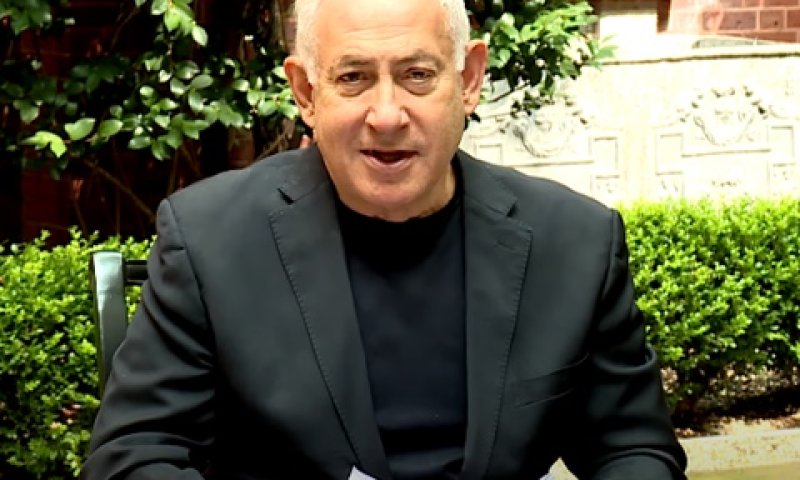 נתניהו בוושינגטון עם טיוטת ההסכם [צילום: לע"מ]