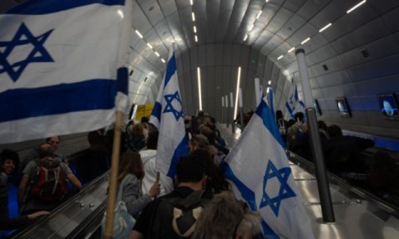 מפגינים בדרך להפגנה [צילום: אריק מרמור/פלאש 90]