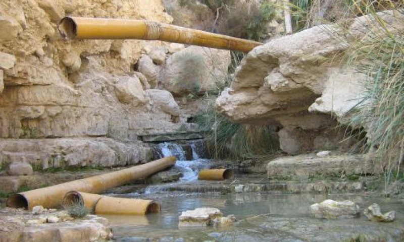 פירוק צינור נחל דויד [צילום: יעקב קזס]