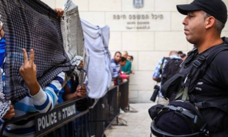 העצורים ליד בית המשפט [צילום: פלאש 90]