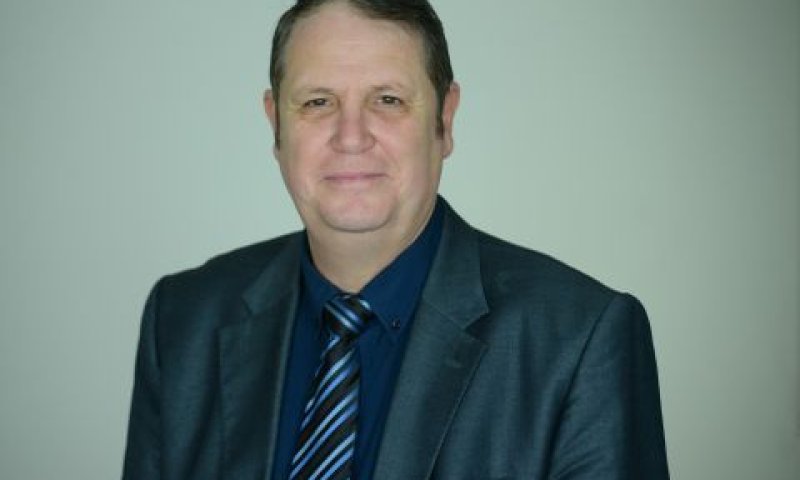 אדלר. טוען שהוא חושף שחיתויות