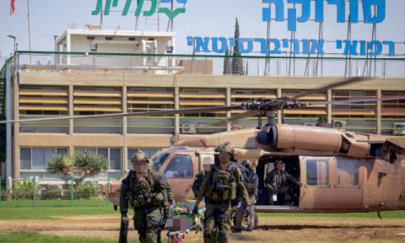 פינוי פצועים לסורוקה [צילום: פלאש 90]