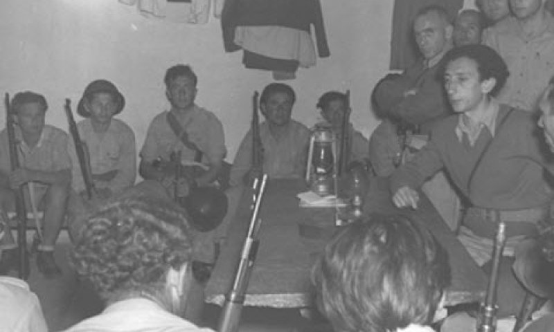 אבא קובנר מתדרך חברי הגנה, מגיני קיבוץ יד מרדכי [צילום: פרנק שרשל/פלאש 90]