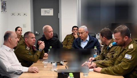 ראש הממשלה ושר הבטחון עוקבים בקריה אחר שחרור החטופים [צילום: חיים צח/לע"מ]