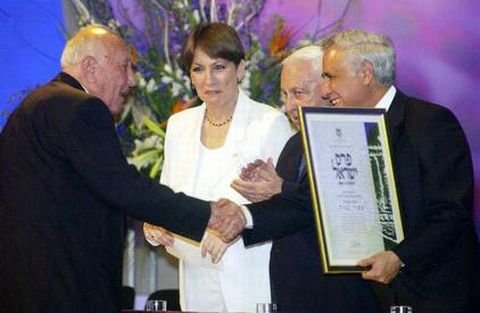 בעת קבלת פרס ישראל (2003) [צילום: לע"מ]