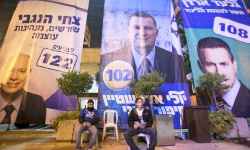 השלטים יחכו לילה נוסף [צילום: פלאש 90]