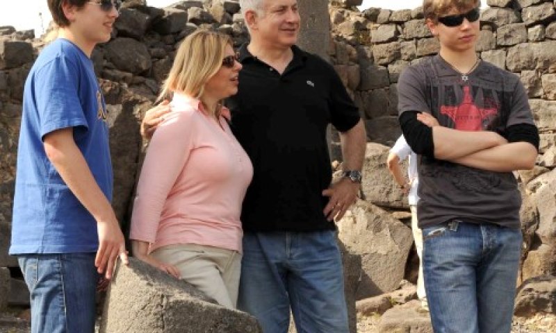 משפחה מתוקשרת: יאיר נתניהו מצטרף לדובר צה"ל [צילום: פלאש 90]