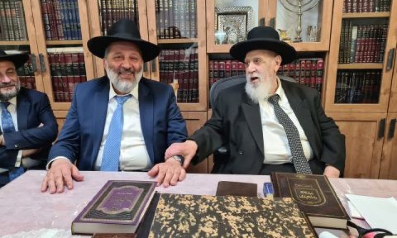 הפגישה בבית הרב כהן [צילום: עיתון הדרך]