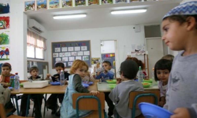 ילדים בארוחה בגן [אילוסטרציה: פלאש 90]