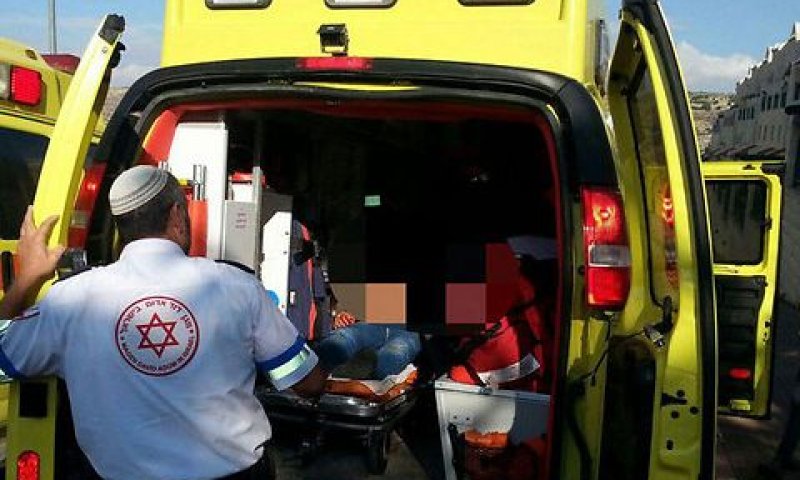 פינוי הפצוע בקרית ארבע [צילום: הצלה יו"ש]