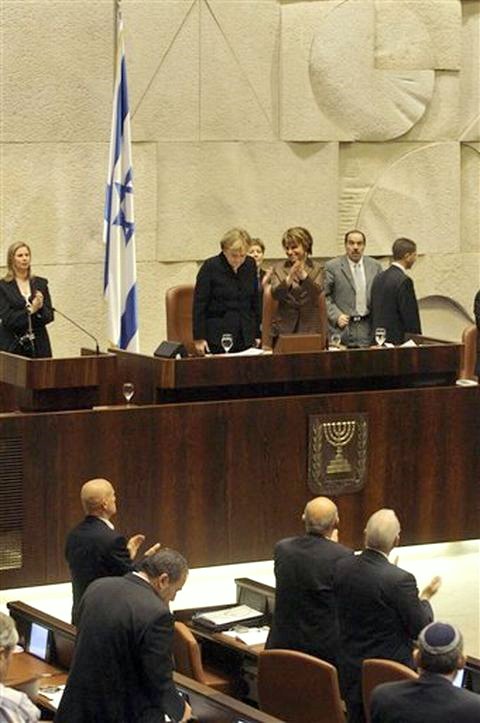 חברי הכנסת מריעים לאנגלה מרקל בתום נאומה הארוך [צילום: AP]