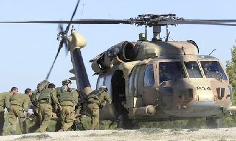 חיילים מפנים את הנפגע בפיגוע [צילום: AP]