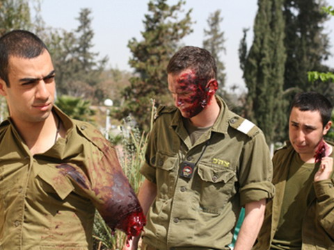 "הפצועים" המדומים בסיום עבודתם של חיילי מדור טראומה [צילום: יעל מרקוס, דו"צ]