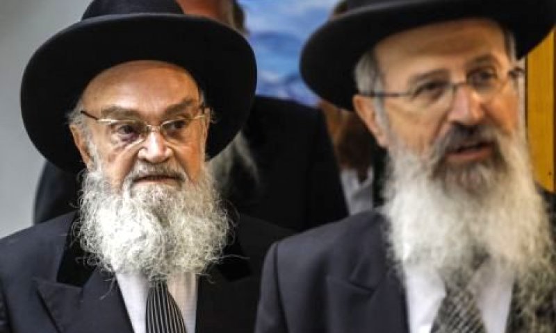 הרבנים אברהם יוסף ויוסף גליקסברג בישיבת המועצה [צילום: פלאש 90]