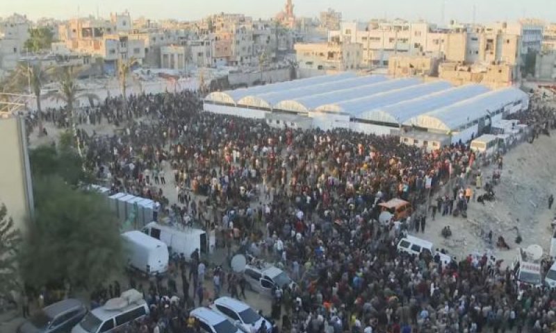 אסירים פלשתינים ששוחררו הגיעו באוטובוסים לעיר חאן יונס בדרום עזה [צילום: AP]