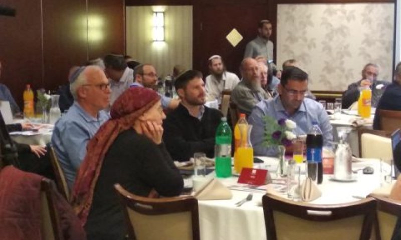 השולחן המרכזי במרכז [צילום: האיחוד הלאומי]