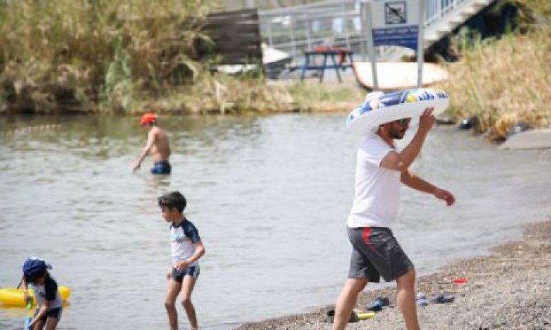 רוחצים בכינרת. אין חובת מסכות במרחב הפתוח [צילום: דוד כהן/פלאש 90]