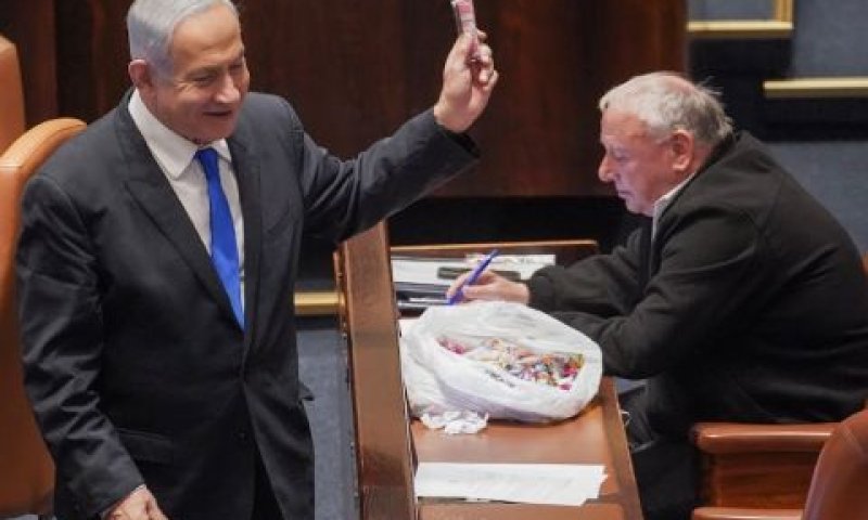 נתניהו מניף חטיף במליאה [צילום: דני שם-טוב/דוברות הכנסת]
