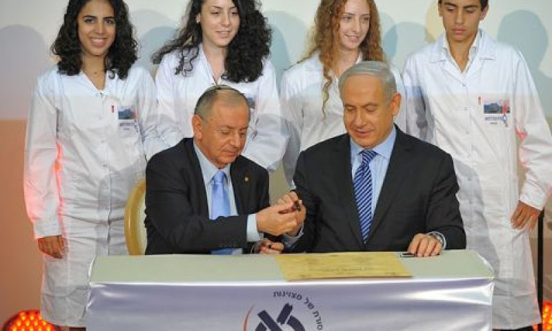 נתניהו וקווה בטקס [צילום: ישראל ברדוגו]