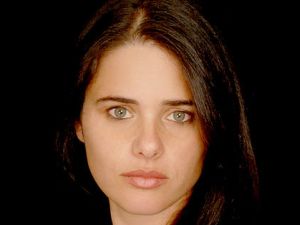 שקד. שמועה זדונית [צילום: ניצן חרמוני]