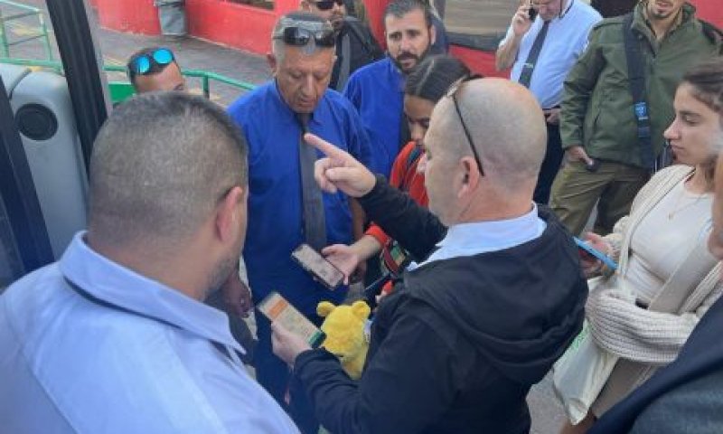 תיקוף נסיעה בעלייה לאוטובוס מאילת [אילוסטרציה]