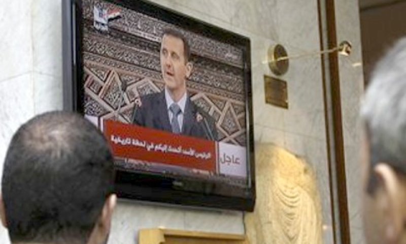 אזרחים סורים צופים בנאום אסד [צילום: AP]