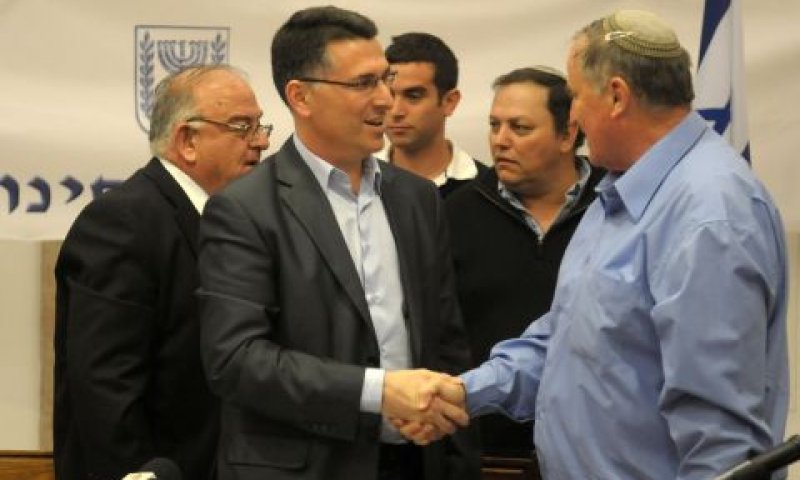 שר החינוך גדעון סער ויו"ר ארגון המורים רן ארז, בטקס החתימה על הרפורמה, היום [צילום: מוקי שוורץ]