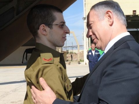 "כמה טוב שבאת הביתה". ראש הממשלה פוגש לראשונה את גלעד שליט [צילום: לע"מ]