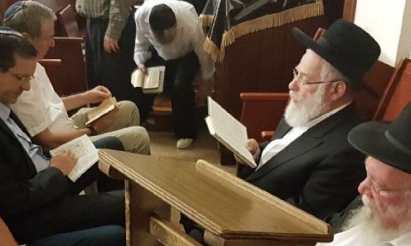 הנשיא הרצוג בישיבת מרכז הרב בליל תשעה באב אשתקד [צילום: לע"מ]