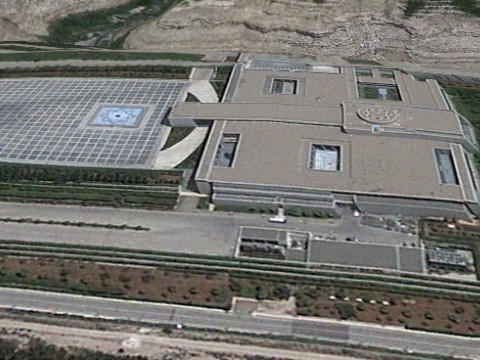 ההפצצה - לא רחוק מארמונו של אסד [צילום: google earth]