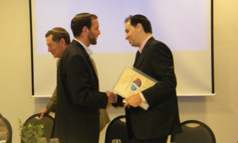 שלמה נס מקבל אות הוקרה ממנכ"ל מעגלים אסף וייס [צילום: תנועת מעגלים]