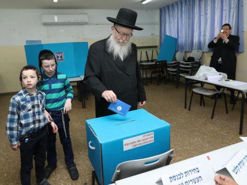יו”ר יהדות התורה סגן שר הבריאות ח”כ יעקב ליצמן הצביע כעת בקלפי ברחוב עזרת תורה בירושלים