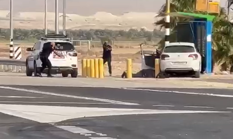 הירי לעבר המחבל בצומת אלמוג [צילום: שימוש לפי סעיף 27א]