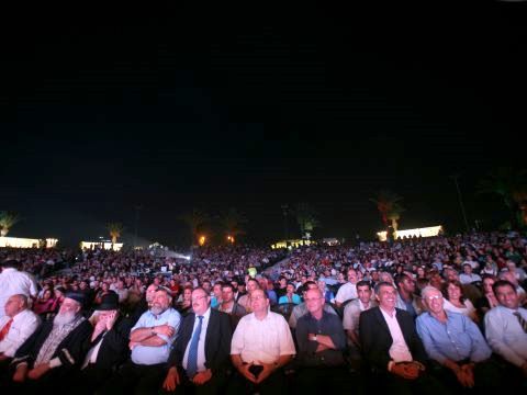 המכובדים וההמונים ביציע האורחים [צילום: מירי צחי]