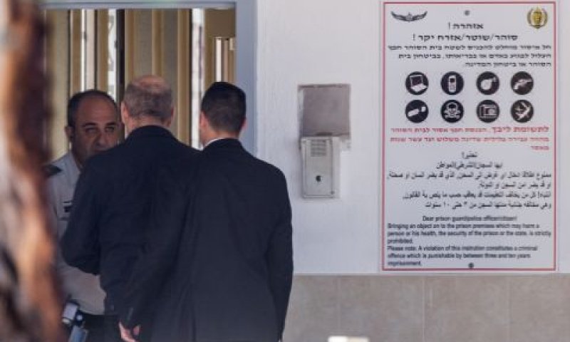 אולמרט נכנס לכלא [צילום: יונתן זינדל, פלאש 90]