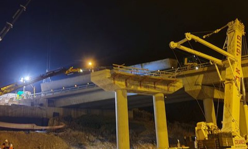 הנפת קורות לגשר במפתחיו החיצוניים, אשר בוצעה לפני כחודשיים [צילום: חוצה ישראל]