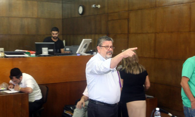 שטרית (עומד). "על בדיקות לא משלמים" [צילום: פלאש 90]
