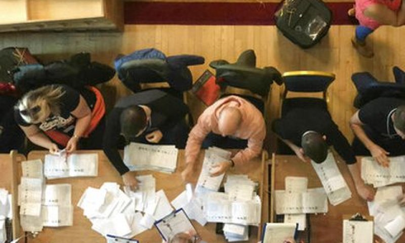 ספירת קולות בבלפסט [צילום: AP]
