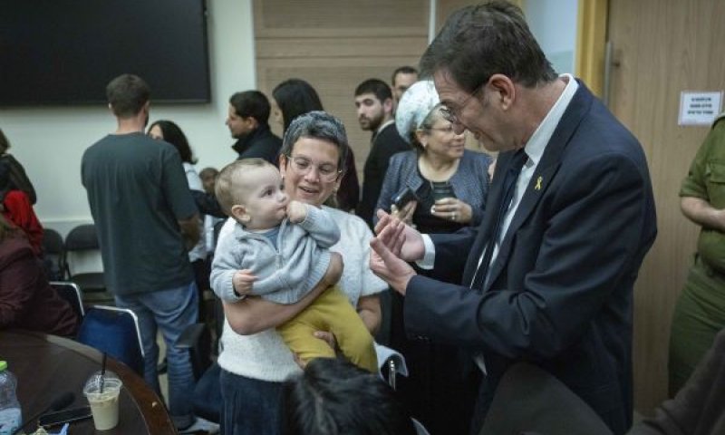 ביסמוט בהפסקת הדיון [צילום: חיים גולדברג/פלאש 90]