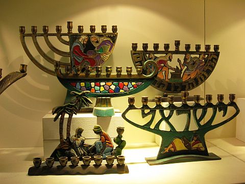 150 חנוכיות עתיקות [צילום: דוברות עיריית עכו]